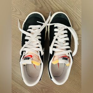black and white sneakers. Original Nike. size 6.5